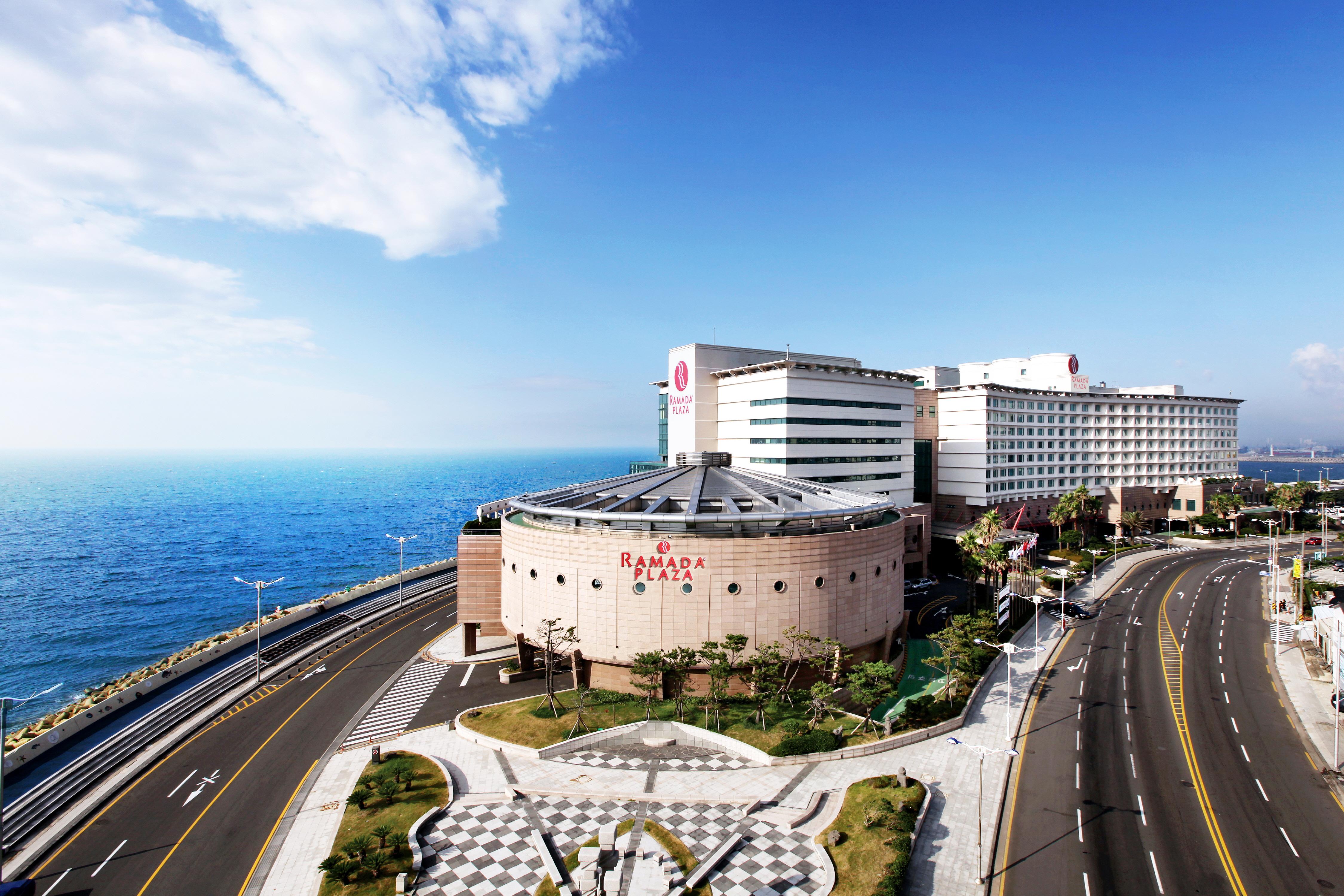 Ramada Plaza By Wyndham Jeju Ocean Front Hotel Esterno foto